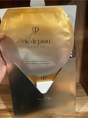 cle de peau gold eye mask sachet
